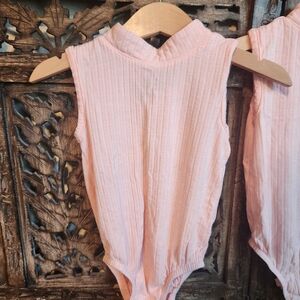 Baileys Blossoms Pink Ribbed Mock Turtleneck Onsie. 18-24m.